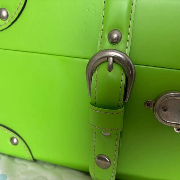 VIBRANT GREEN SUITCASE - Picture 7 of 11